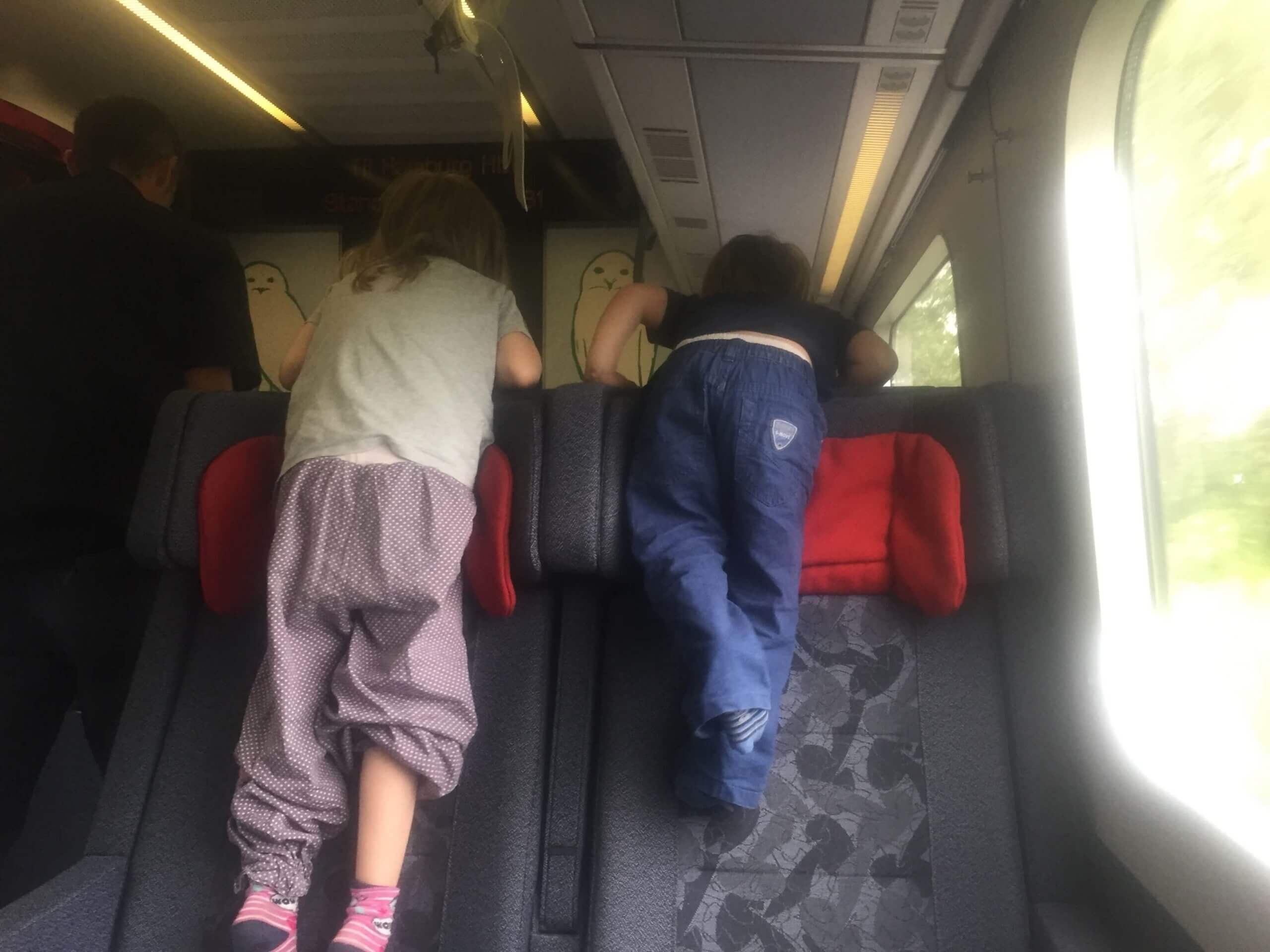 Zug fahren mit Kind: Auf Schienen in den Familienurlaub | MainKind-Magazin.